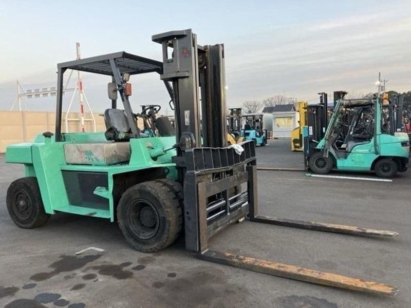 Mitsubishi 10-ton forklift fleet - monthly rental in Saudi Arabia